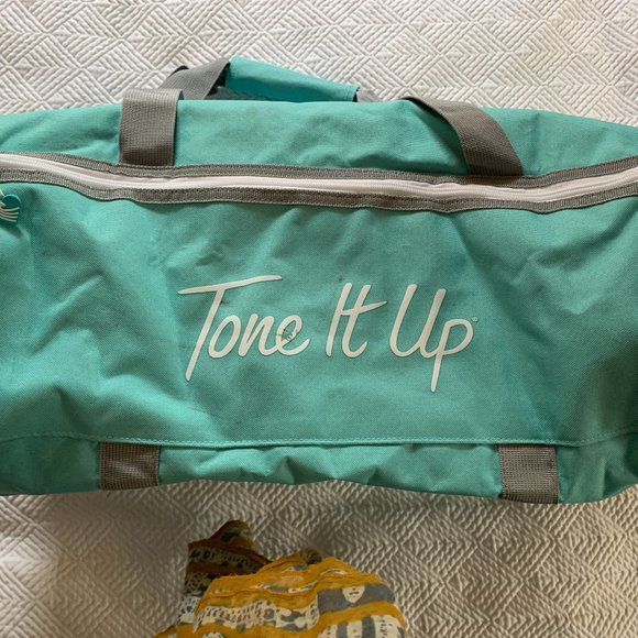 Tone It Up TIU cylinder round end duffle in light blue (teal) - Picture 4 of 6